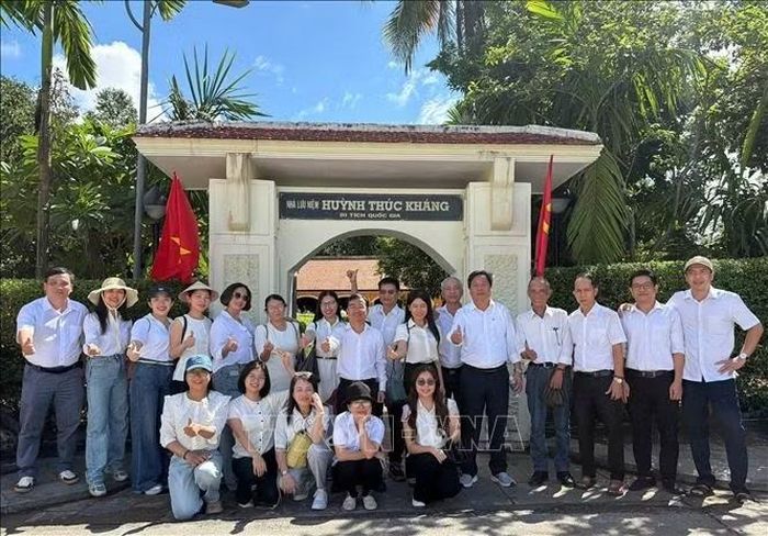 Các đại biểu chụp ảnh lưu niệm tại nhà lưu niệm cụ Huỳnh Thúc Kháng, xã Thạch Bình, thành phố Đà Nẵng.