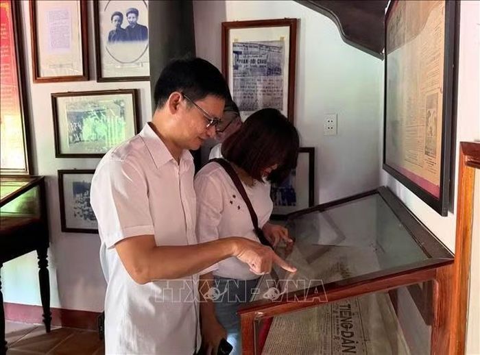 Du khách tham quan không gian nhà lưu niệm cụ Huỳnh Thúc Kháng tại xã Thạch Bình, thành phố Đà Nẵng.