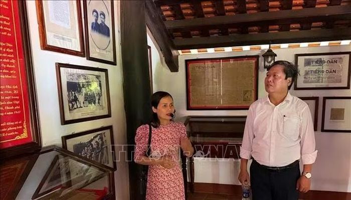 Khách tham quan không gian nhà lưu niệm cụ Huỳnh Thúc Kháng tại xã Thạch Bình, thành phố Đà Nẵng.