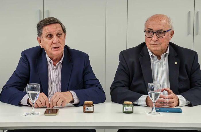 Ông Rodolfo Rossi (phải), Chủ tịch Hiệp hội Đậu tương Argentina (ACSoja) và ông Ricardo Bergmann (trái), Phó Chủ tịch ACSoja.