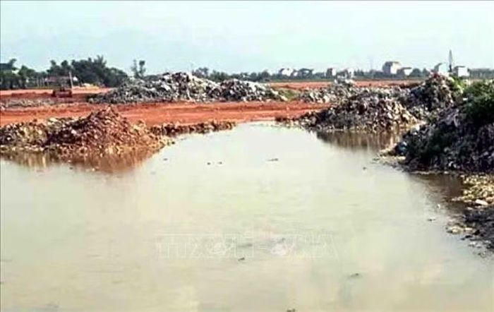 Thi công công trường phát hiện rác thải trong khu công nghiệp. Ảnh: Công Tường/TTXVN