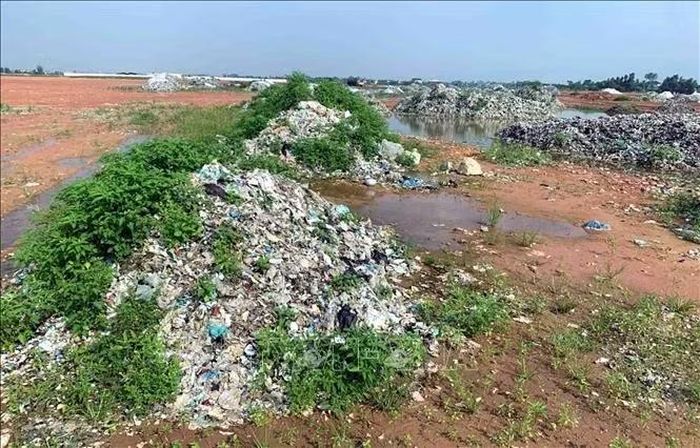 Rác thải chất thành đống trong khu công nghiệp. Ảnh: Công Tường/TTXVN