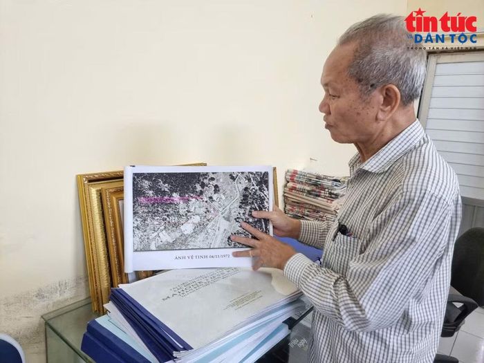 Trung tướng Hoàng Khánh Hưng giới thiệu về tư liệu không ảnh do phía Mỹ cung cấp xác định những hố chôn tập thể bộ đội.