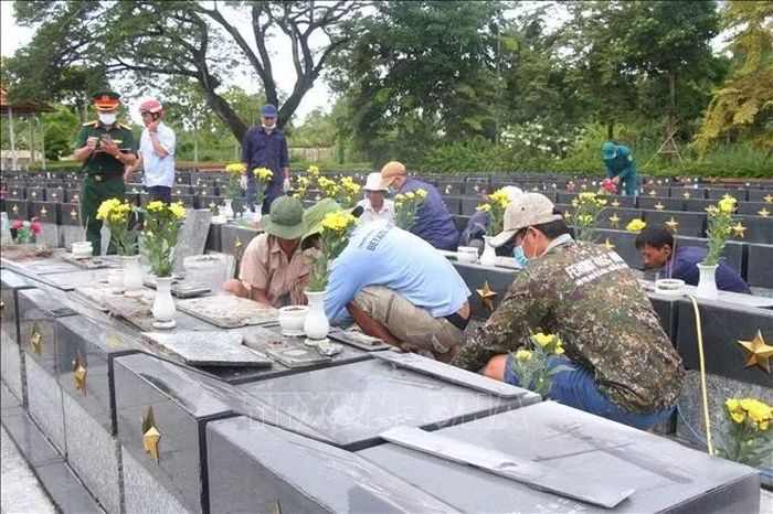 Nghĩa trang liệt sĩ tỉnh Cà Mau, xã Hòa Bình, là nghĩa trang thứ 10 trên địa bàn tỉnh Cà Mau triển khai công tác lấy mẫu sinh phẩm.