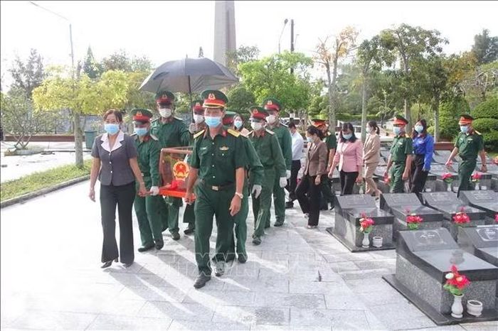 Đại tá Lê Quang Luật, Phó Chính uỷ Bộ CHQS tỉnh Cà Mau cùng đại diện lãnh đạo chính quyền địa phương di chuyển hài cốt liệt sĩ đến khu vực lấy mẫu phục vụ giám định ADN, góp phần xác định danh tính, đưa các anh trở về với gia đình.