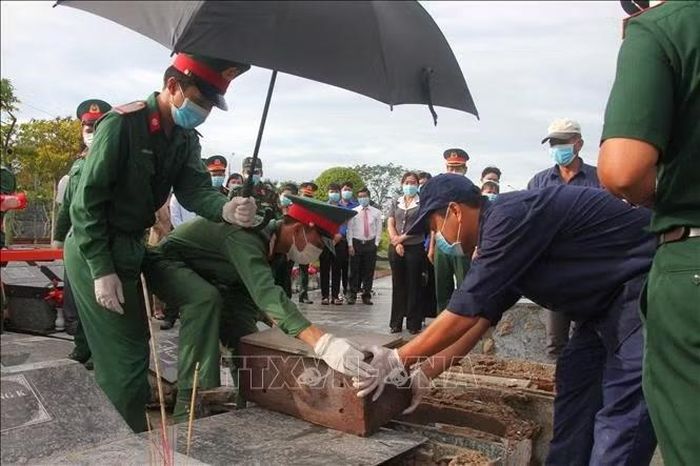 Cán bộ, chiến sĩ lực lượng vũ trang tỉnh Cà Mau khai quật, lấy mẫu hài cốt liệt sĩ; thu thập, bảo quản các di vật được phát hiện trong quá trình tìm kiếm.