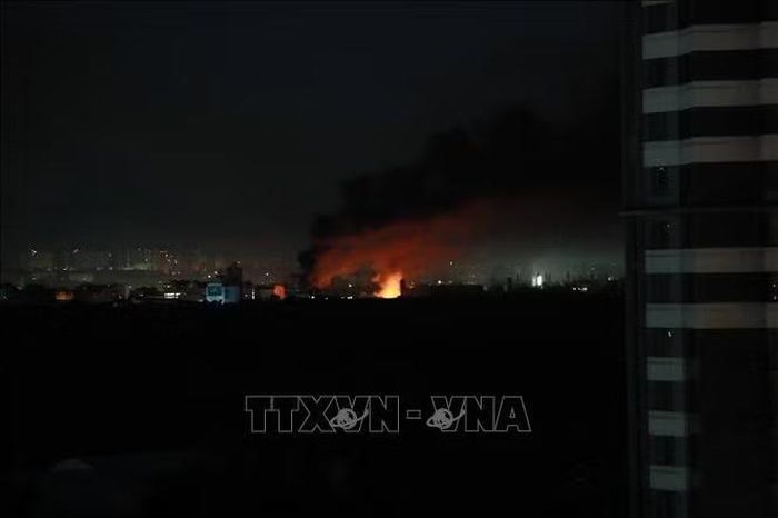 Khói và lửa bốc lên sau loạt tiếng nổ ở Kiev, Ukraine ngày 2/6/2026. Ảnh: THX/TTXVN