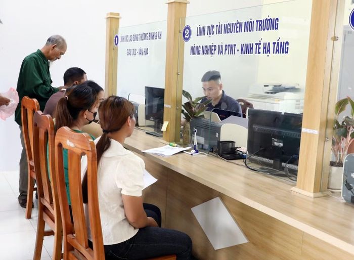 Cán bộ, công chức xã Lai Đồng hướng dẫn người dân thực hiện thủ tục hành chính tại Bộ phận Tiếp nhận và Trả kết quả, góp phần nâng cao chất lượng phục vụ người dân, doanh nghiệp trong quá trình chuyển đổi số.