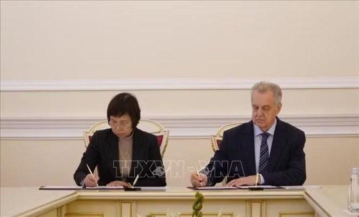 Lễ ký thoả thuận hợp tác giữa TTXVN và Ủy ban Đối ngoại St.Petersburg. Ảnh: Tâm Hằng/PV TTXVN tại LB Nga