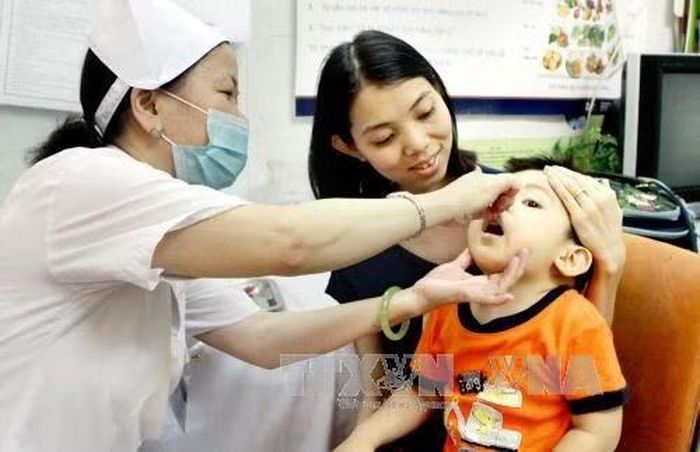 Bổ sung vi chất dinh dưỡng cho trẻ em. Ảnh minh họa: Dương Ngọc/TTXVN