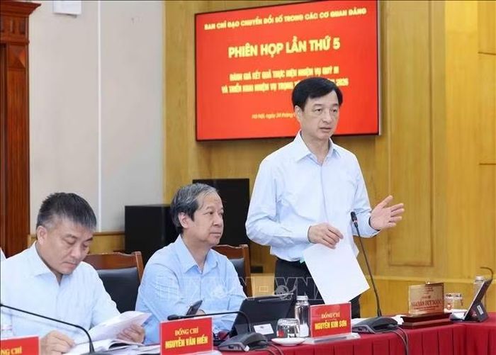 Đồng chí Nguyễn Duy Ngọc, Uỷ viên Bộ Chính trị, Bí thư Trung ương Đảng, Trưởng Ban Tổ chức Trung ương, Phó Trưởng Ban Thường trực Ban Chỉ đạo chuyển đổi số trong các cơ quan đảng, phát biểu tại phiên họp. Ảnh: Phương Hoa/TTXVN