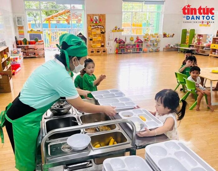 Các suất ăn được kiểm soát bằng tick xanh trách nhiệm vừa được triển khai tại trường mầm non Bông Sen, xã Đông Thạnh, TP Hồ Chí Minh.