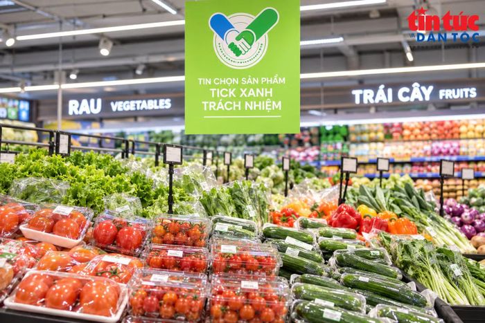 Mặt hàng thực phẩm được gắn tick xanh trách nhiệm khi bày bán tại các hệ thống siêu thị.