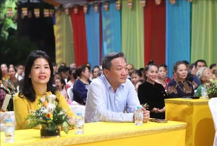 Đại sứ Việt Nam tại Lào Nguyễn Minh Tâm cùng Phu nhân tham dự sự kiện. Ảnh: Xuân Tú/ PV TTXVN tại Lào