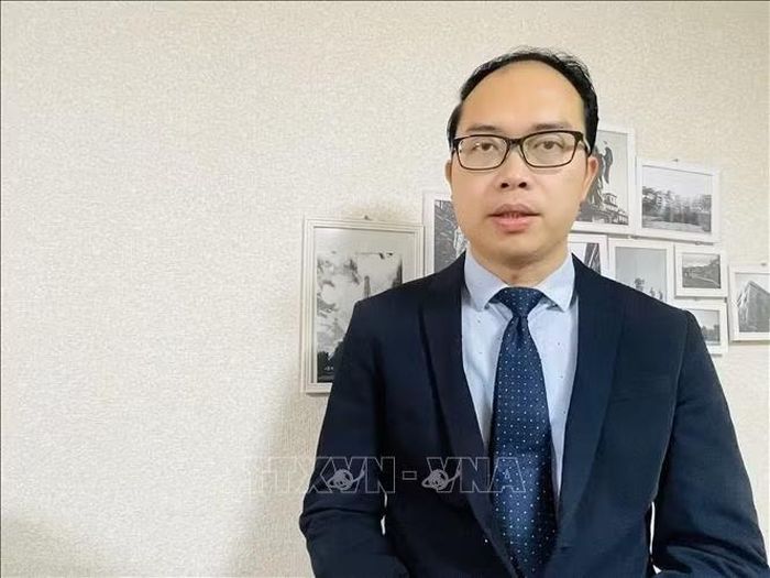 Tiến sĩ Nguyễn Hồng Sơn, Chủ tịch Liên hiệp hội Người Việt Nam tại Nhật Bản trả lời phỏng vấn của phóng viên TTXVN. Ảnh: TTXVN phát