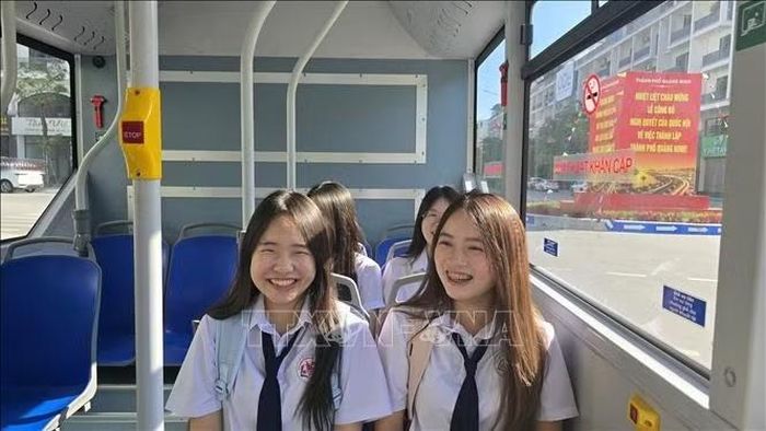Học sinh hào hứng khi được đưa đón đi học bằng xe bus điện miễn phí.