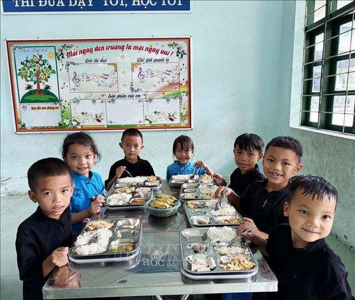 Bữa ăn trưa bán trú ấm áp, đầy đủ dinh dưỡng của học sinh tại Trường Phổ thông Nội trú Tiểu học và THCS Bình Liêu.