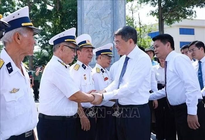 Thủ tướng Lê Minh Hưng gặp các cựu chiến binh tại Bến tàu không số K15 (phường Đồ Sơn, thành phố Hải Phòng). Ảnh: Dương Giang/TTXVN