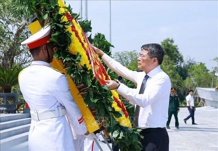Thủ tướng Lê Minh Hưng dâng hoa tưởng niệm các Anh hùng liệt sĩ tại Bến tàu không số K15 (phường Đồ Sơn, thành phố Hải Phòng). Ảnh: Dương Giang /TTXVN