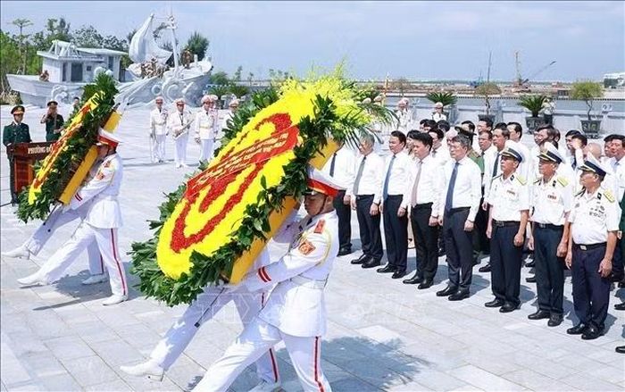 Thủ tướng Lê Minh Hưng dâng hoa tưởng niệm các Anh hùng liệt sĩ tại Bến tàu không số K15 (phường Đồ Sơn, thành phố Hải Phòng). Ảnh: Dương Giang/TTXVN