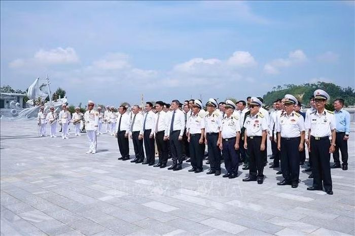 Thủ tướng Lê Minh Hưng và đại biểu tưởng niệm các Anh hùng liệt sĩ tại Bến tàu không số K15 (phường Đồ Sơn, thành phố Hải Phòng). Ảnh: Dương Giang/TTXVN