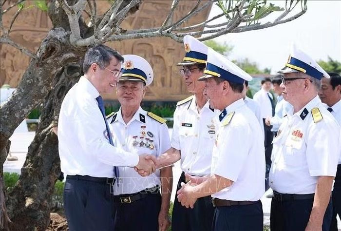 Thủ tướng Lê Minh Hưng gặp các cựu chiến binh tại Bến tàu không số K15 (phường Đồ Sơn, thành phố Hải Phòng). Ảnh: Dương Giang/TTXVN