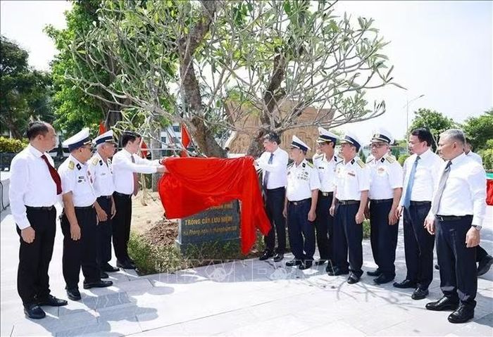 Thủ tướng Lê Minh Hưng trồng cây lưu niệm tại Di tích Quốc gia đặc biệt Bến tàu không số K15 (phường Đồ Sơn, thành phố Hải Phòng). Ảnh: Dương Giang/TTXVN