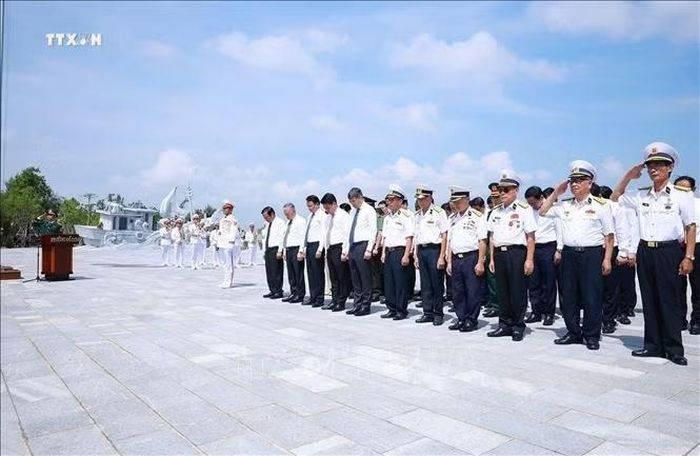 Thủ tướng Lê Minh Hưng và đại biểu tưởng niệm các Anh hùng liệt sĩ tại Bến tàu không số K15 (phường Đồ Sơn, thành phố Hải Phòng). Ảnh: Dương Giang/TTXVN