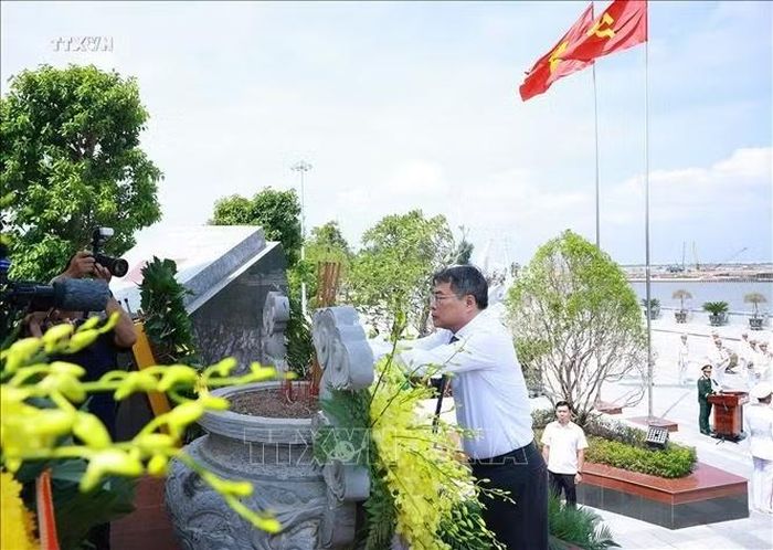 Thủ tướng Lê Minh Hưng dâng hương, dâng hoa tưởng niệm các Anh hùng liệt sĩ tại Bến tàu không số K15 (phường Đồ Sơn, thành phố Hải Phòng). Ảnh: Dương Giang/TTXVN