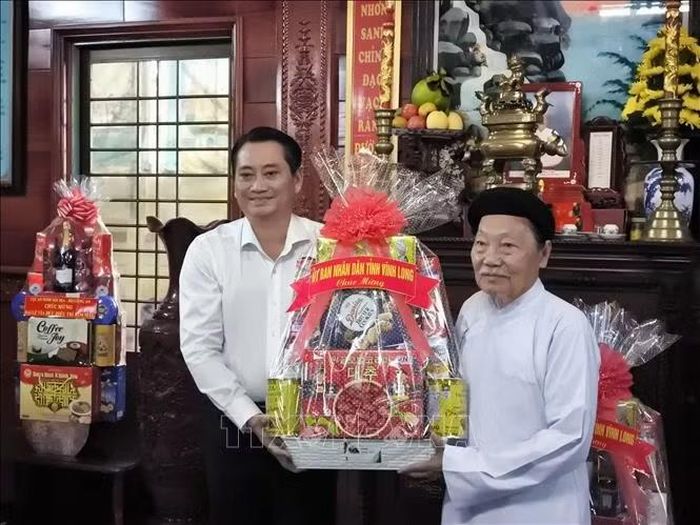 Phó Chủ tịch UBND tỉnh Vĩnh Long Nguyễn Quỳnh Thiện thăm, tặng quà tại Hội thánh Cao đài Ban Chỉnh đạo.