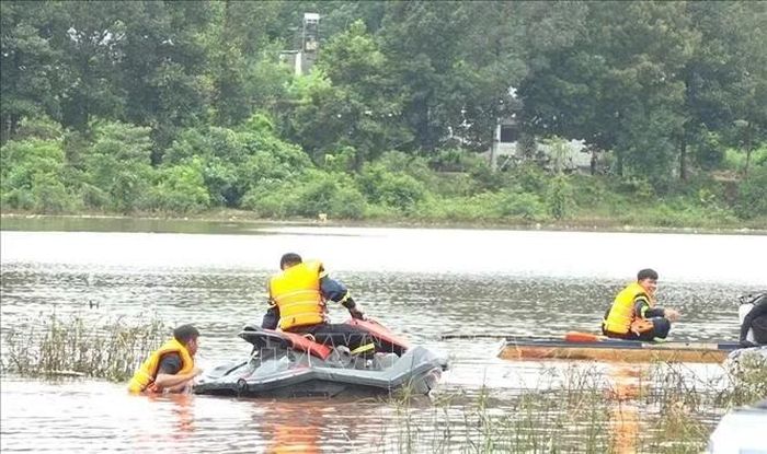 Lực lượng chức năng sử dụng ca nô và xuồng chuyên dụng rà soát khu vực ven hồ Xa Cát, phường Bình Long, thành phố Đồng Nai, tìm kiếm người nghi bị nước lũ cuốn mất tích cùng ô tô. Ảnh: Đậu Tất Thành/TTXVN.