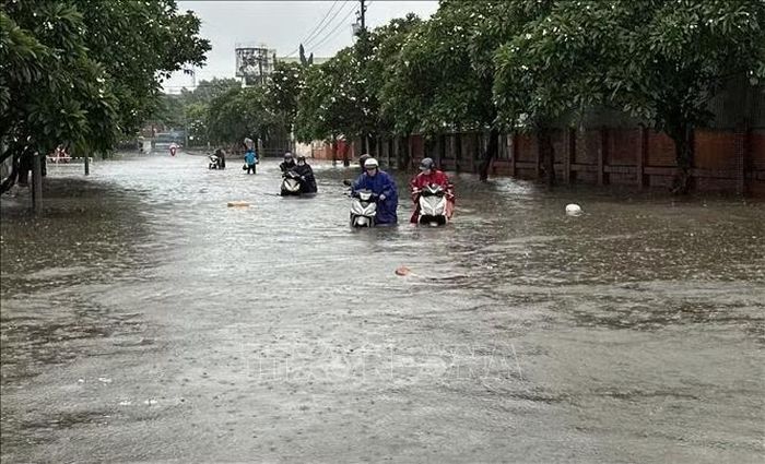 Mưa lớn khiến 1 tuyến đường tại phường Tam Hiệp, thành phố Đồng Nai bị ngập sâu, ngày 22/9/2026.