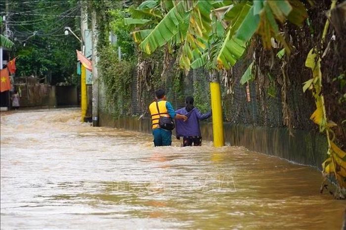 Lực lượng chức năng hỗ trợ người dân phường Phước Tân, thành phố Đồng Nai, di chuyển khỏi vùng ngập, sáng 24/9/2026.