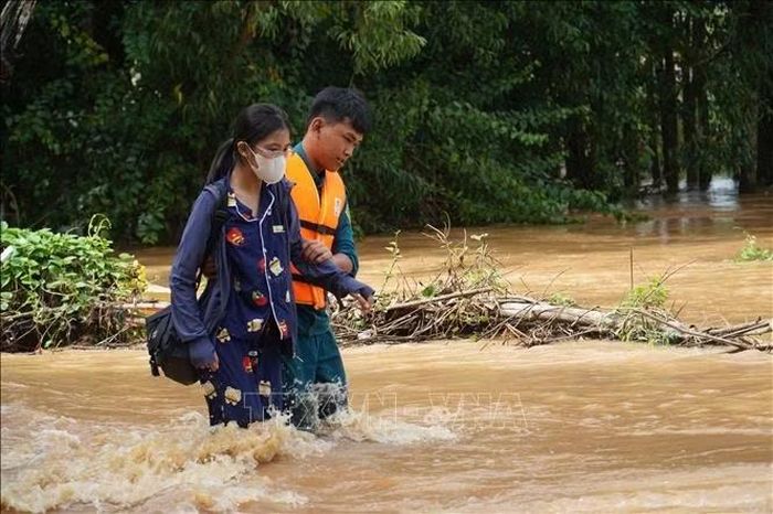 Lực lượng chức năng hỗ trợ người dân phường Phước Tân, thành phố Đồng Nai di chuyển khỏi vùng ngập, sáng 24/9/2026.