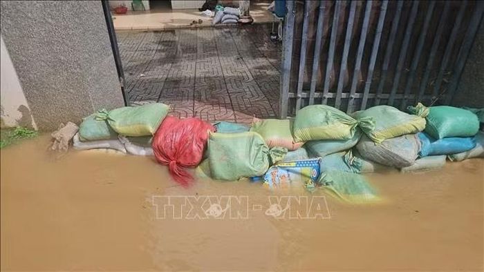 Người dân phường Phước Tân, thành phố Đồng Nai sử dụng vật dụng để ngăn nước vào nhà, sáng 24/9/2026.