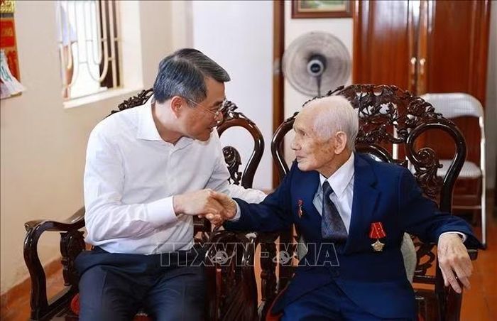 Thủ tướng Lê Minh Hưng thăm gia đình ông Lê Viết Khản, sinh năm 1927, Huy hiệu 80 năm tuổi Đảng, ở Tổ dân phố Ngọc Xuyên, phường Đồ Sơn. Ảnh: Dương Giang/TTXVN