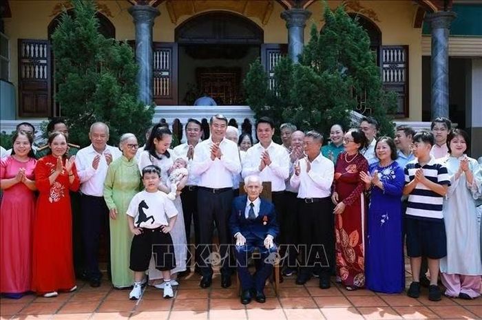 Thủ tướng Lê Minh Hưng thăm gia đình ông Lê Viết Khản, sinh năm 1927, Huy hiệu 80 năm tuổi Đảng, ở Tổ dân phố Ngọc Xuyên, phường Đồ Sơn. Ảnh: Dương Giang/TTXVN