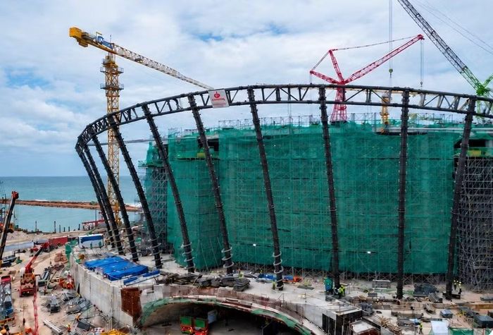 Nhà biểu diễn đa năng, công trình có tổng diện tích sàn 54.680 m2 gồm 6 tầng nổi và 1 tầng hầm, sở hữu khán phòng có sức chứa lên tới 4.030 chỗ ngồi.