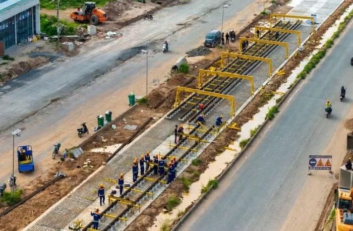 Tuyến tàu điện đô thị (LRT) dài 17,59 km là mạch nối từ sân bay Phú Quốc về trung tâm hội nghị APEC ở phía nam đảo.