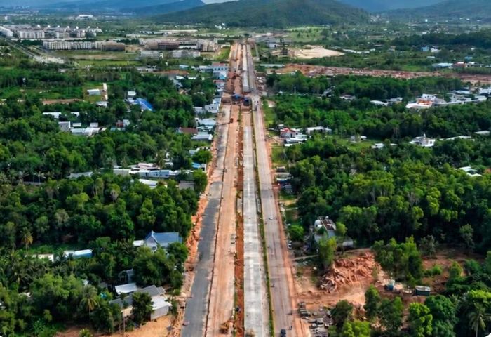 Đường tỉnh ĐT.975 được coi là trục đại lộ huyết mạch Bắc - Nam Phú Quốc.