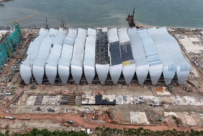 Trung tâm Hội nghị và Triển lãm APEC có tổng diện tích sàn lên tới 153.130 m2, chiều cao 39,25 m.