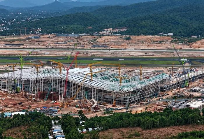 Kiến trúc tổng thể nhà ga lấy cảm hứng từ hình tượng chim Phượng Hoàng lửa vươn lên.