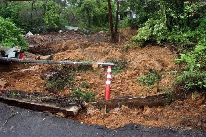 Sạt lở tại dốc Mộng Cầm trên địa bàn phường Quy Nhơn Nam. Ảnh: Trịnh Bang Nhiệm/TTXVN