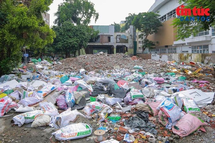 Sau khi các hàng quán được thu hồi, giải tỏa để phục vụ dự án, nhiều khoảng đất dọc tuyến đường Phan Kế Bính giao với phố Liễu Giai trở thành nơi tập kết rác và phế thải, trạc thải xây dựng.