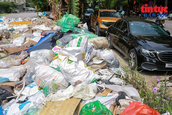 Đáng chú ý khu vực dự án hiện được quây tạm bằng hàng rào và bạt, có đoạn không có rào chắn tiềm ẩn nhiều nguy hiểm cho người đi đường.