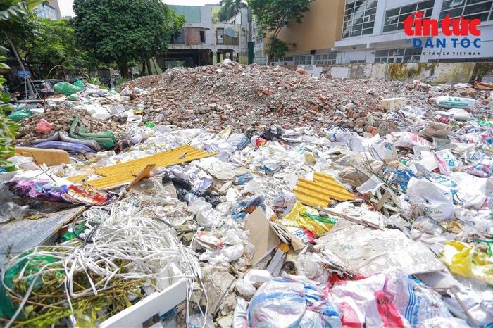 Rác chất đống kéo dài gây bức xúc cho người dân sinh sống, đi lại quanh khu vực.