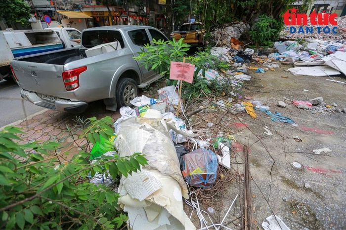 Rác thải ngay cạnh khu vực có nhiều phương tiện dừng, đỗ.