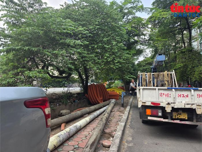 Một ô tô chở nhiều cột điện đã hư hỏng đến tập kết tại khu vực.