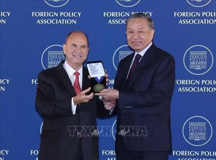 Chủ tịch Hội đồng quản trị Hiệp hội Chính sách đối ngoại (Mỹ) Henry Fernandez trao tặng Tổng Bí thư, Chủ tịch nước Tô Lâm Huy chương của FPA. Ảnh: Thống Nhất/TTXVN