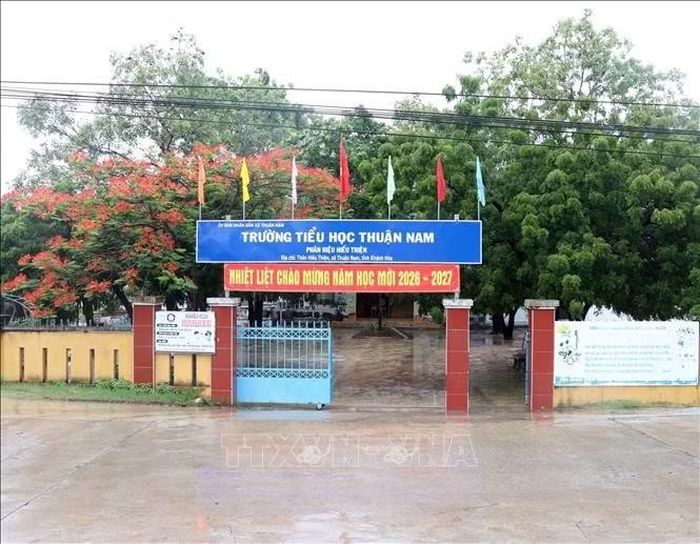 Trường Tiểu học xã Thuận Nam (Phân hiệu Hiếu Thiện) cho học sinh nghỉ học để đảm bảo an toàn do mưa lũ.